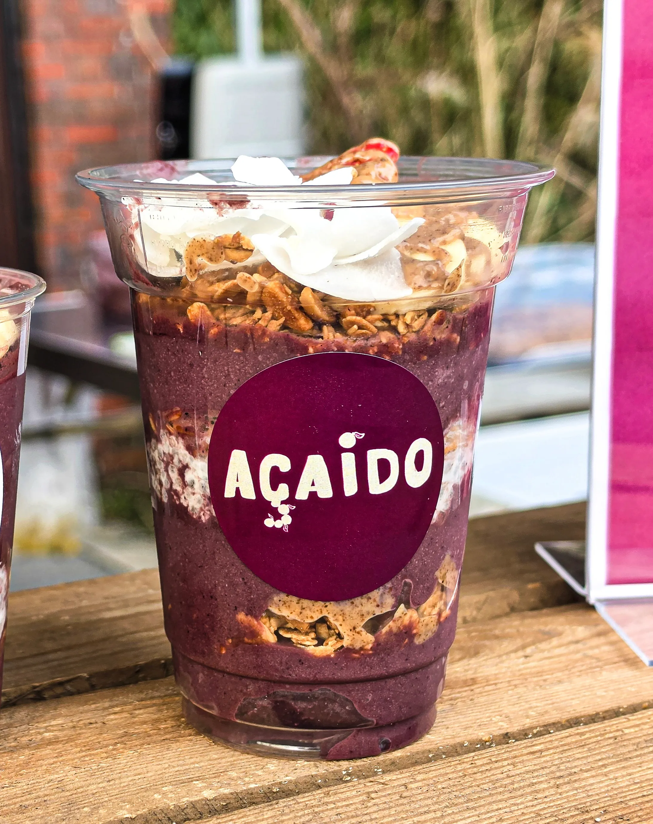 Vegane Açaí Bowl Nahaufnahme mit frischen Toppings von Açaido